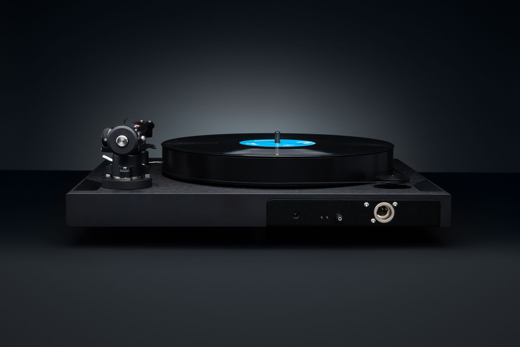 Cyrus_Turntable_009-large.webp